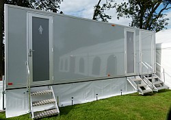 mobile toilets luxury